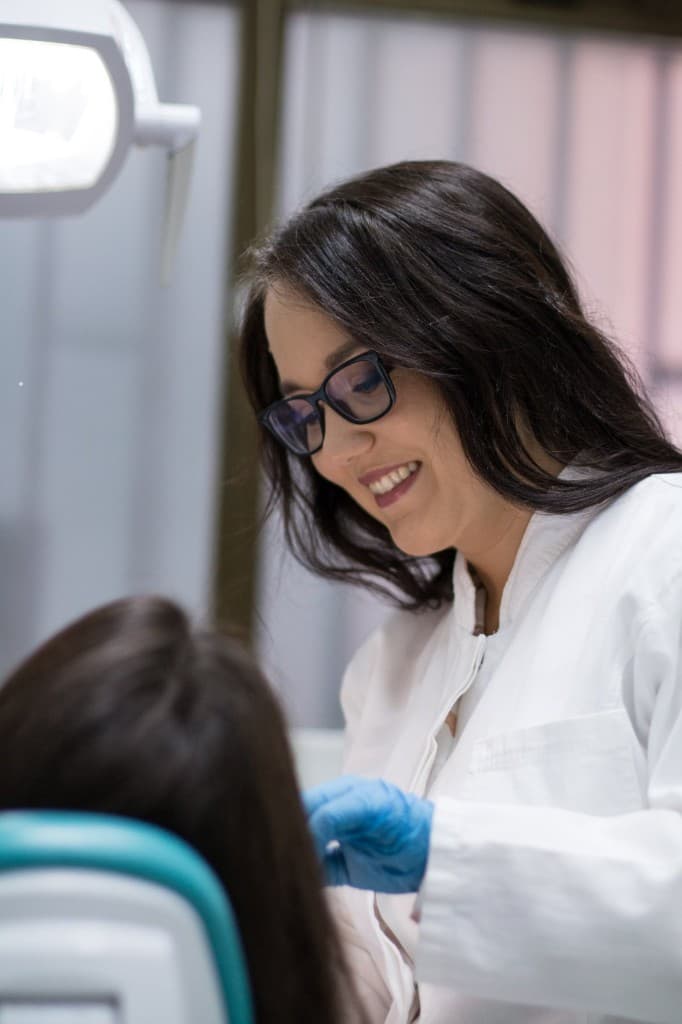 Dr Ildiko tokom tretmana pacijenta u ordinaciji Dental Plus